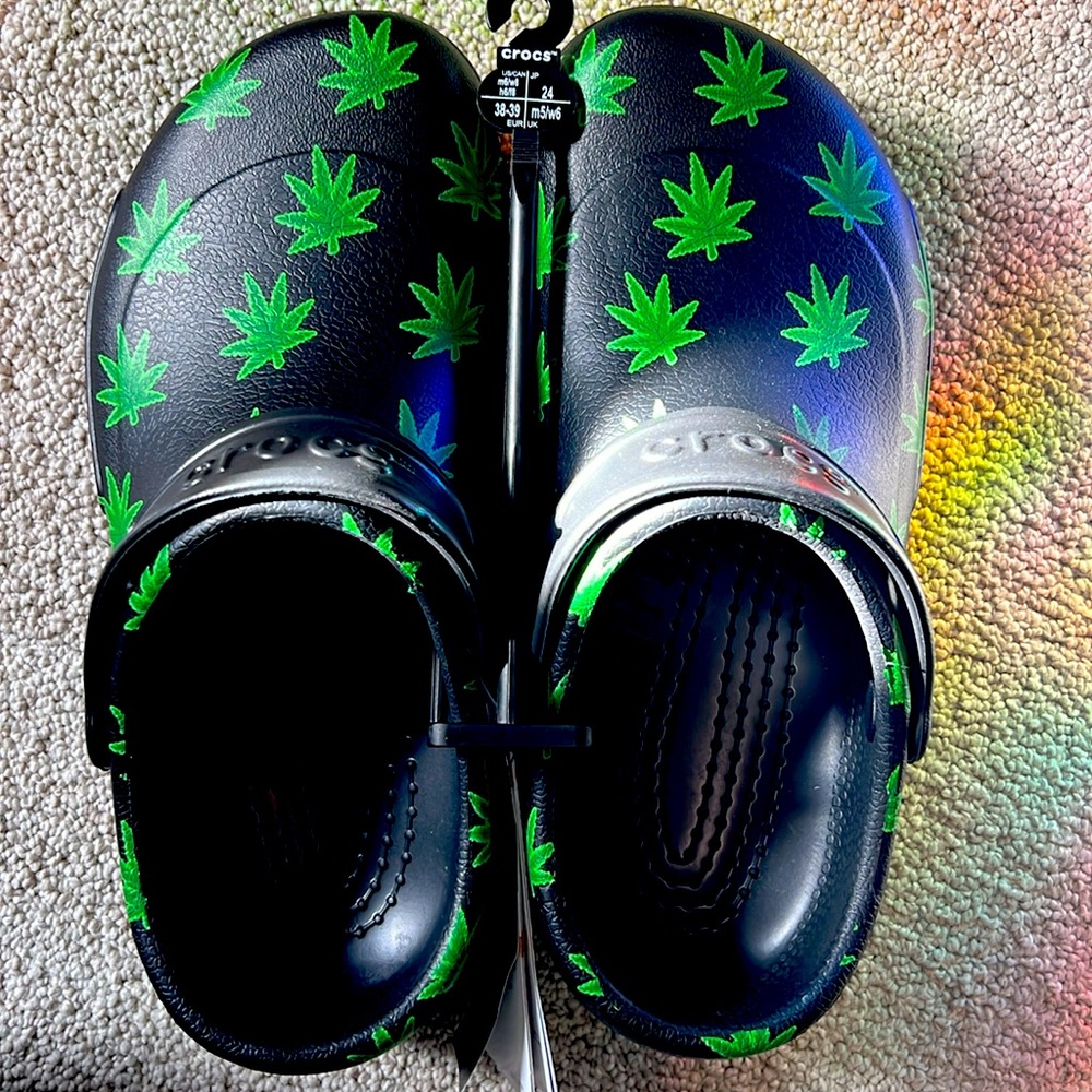 HEMP LEAF CROCS M6/W8 NWT